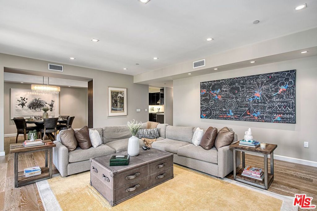 Properties 4 441 S Barrington Avenue 210