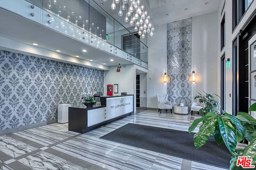 Properties 2 441 S Barrington Avenue 210