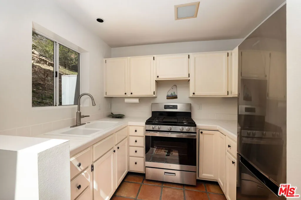 Santa Barbara, California 93108, United States, 4 Bedrooms Bedrooms, ,5 BathroomsBathrooms,Residential,Active,105408