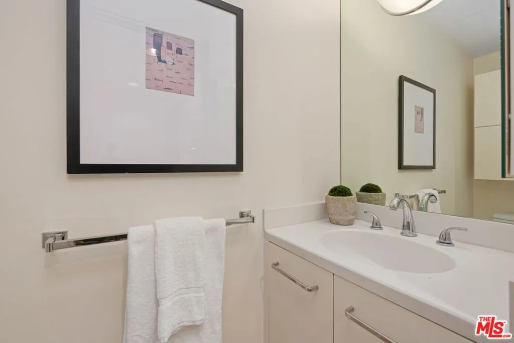 Los Angeles, California 90024, United States, 2 Bedrooms Bedrooms, ,4 BathroomsBathrooms,Residential,Active,103937