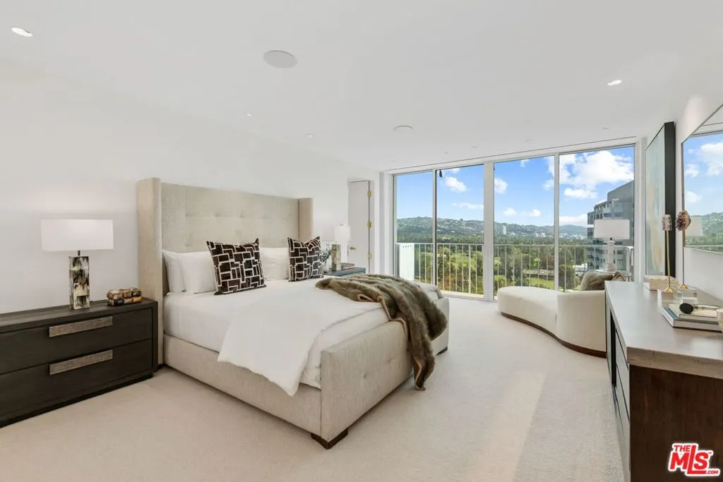 Los Angeles, California 90024, United States, 2 Bedrooms Bedrooms, ,4 BathroomsBathrooms,Residential,Active,103937