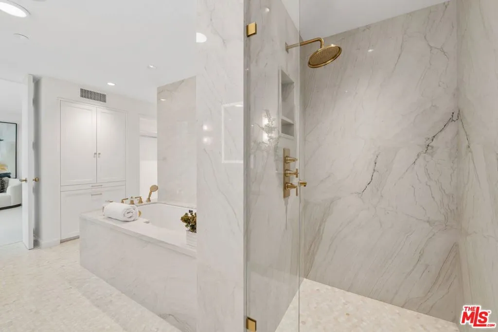 Los Angeles, California 90024, United States, 2 Bedrooms Bedrooms, ,4 BathroomsBathrooms,Residential,Active,103937