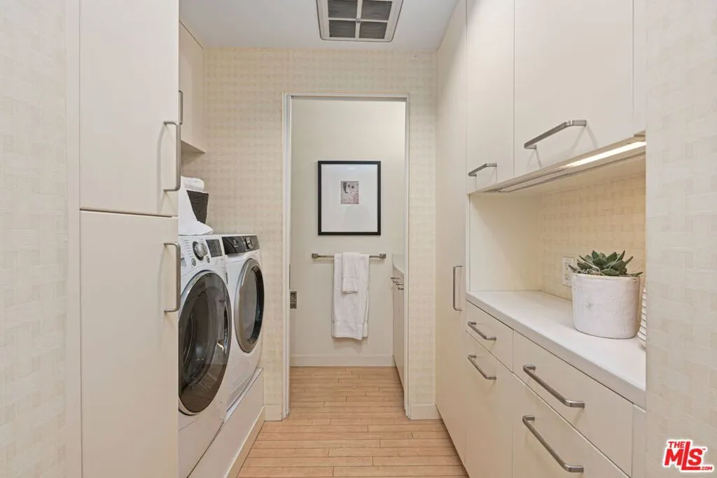 Los Angeles, California 90024, United States, 2 Bedrooms Bedrooms, ,4 BathroomsBathrooms,Residential,Active,103937