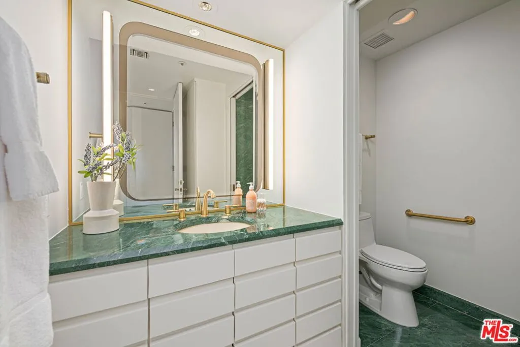 Los Angeles, California 90024, United States, 2 Bedrooms Bedrooms, ,4 BathroomsBathrooms,Residential,Active,103937