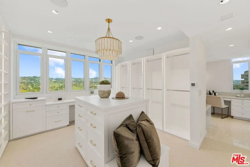 Los Angeles, California 90024, United States, 2 Bedrooms Bedrooms, ,4 BathroomsBathrooms,Residential,Active,103937