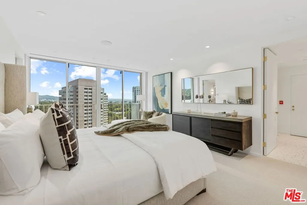 Los Angeles, California 90024, United States, 2 Bedrooms Bedrooms, ,4 BathroomsBathrooms,Residential,Active,103937