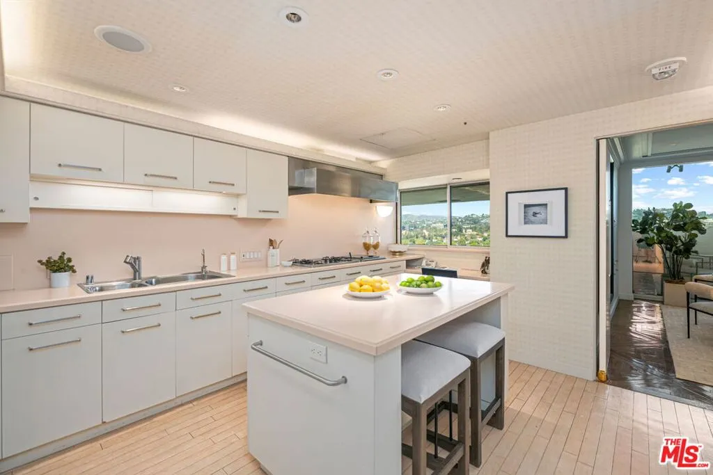 Los Angeles, California 90024, United States, 2 Bedrooms Bedrooms, ,4 BathroomsBathrooms,Residential,Active,103937