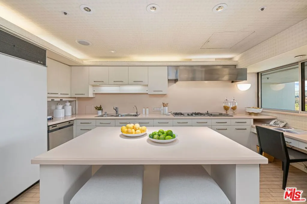 Los Angeles, California 90024, United States, 2 Bedrooms Bedrooms, ,4 BathroomsBathrooms,Residential,Active,103937