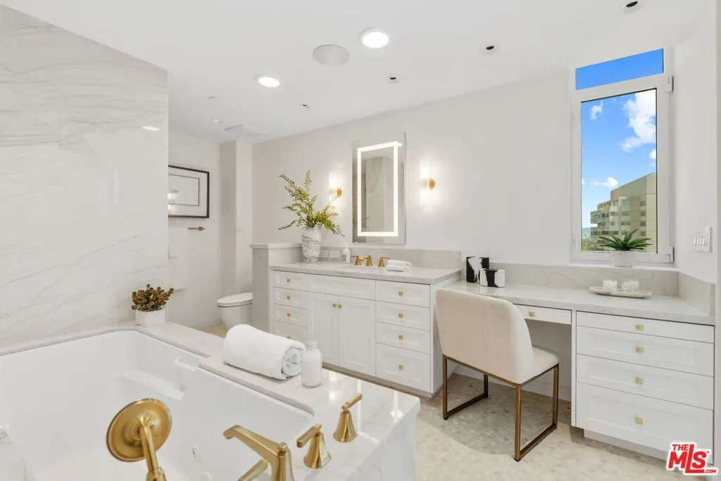 Los Angeles, California 90024, United States, 2 Bedrooms Bedrooms, ,4 BathroomsBathrooms,Residential,Active,103937