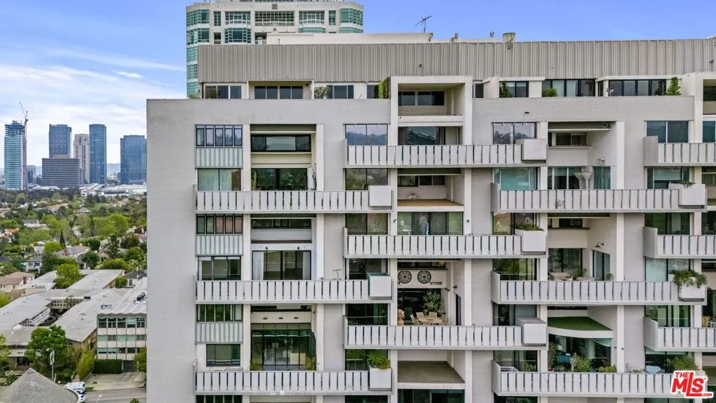 Los Angeles, California 90024, United States, 2 Bedrooms Bedrooms, ,4 BathroomsBathrooms,Residential,Active,103937