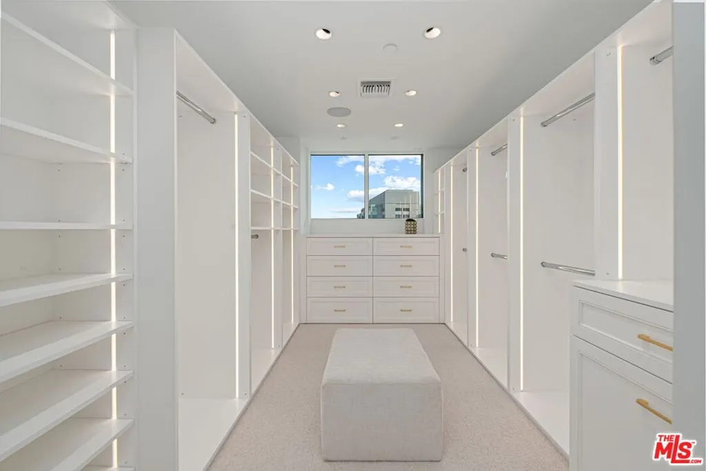 Los Angeles, California 90024, United States, 2 Bedrooms Bedrooms, ,4 BathroomsBathrooms,Residential,Active,103937