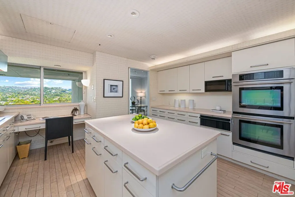 Los Angeles, California 90024, United States, 2 Bedrooms Bedrooms, ,4 BathroomsBathrooms,Residential,Active,103937