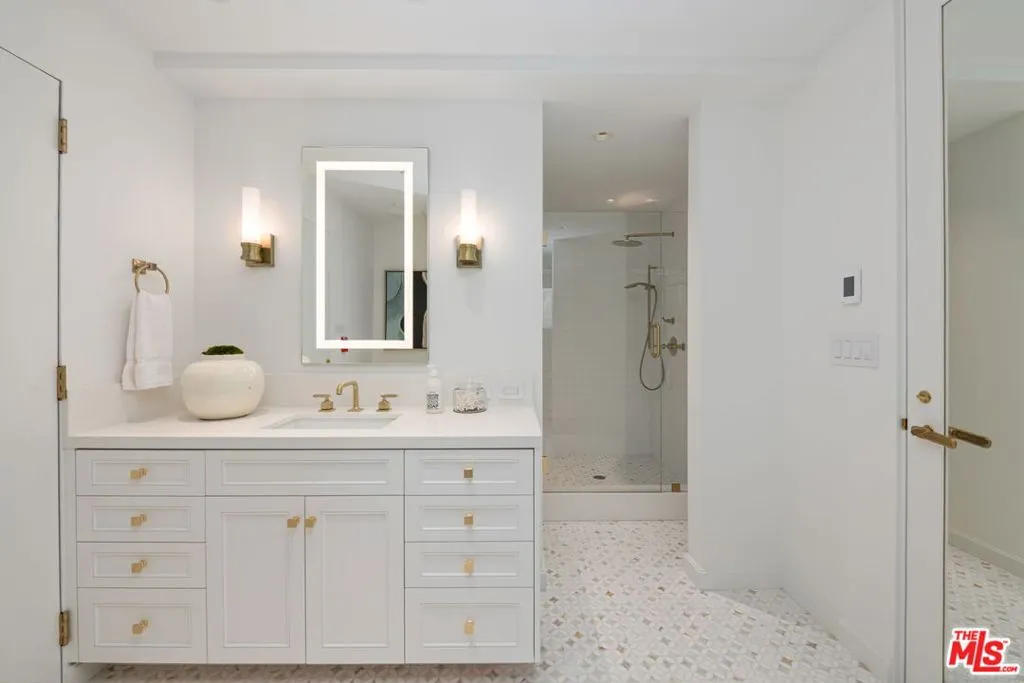 Los Angeles, California 90024, United States, 2 Bedrooms Bedrooms, ,4 BathroomsBathrooms,Residential,Active,103937