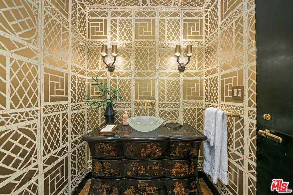 Los Angeles, California 90024, United States, 2 Bedrooms Bedrooms, ,4 BathroomsBathrooms,Residential,Active,103937