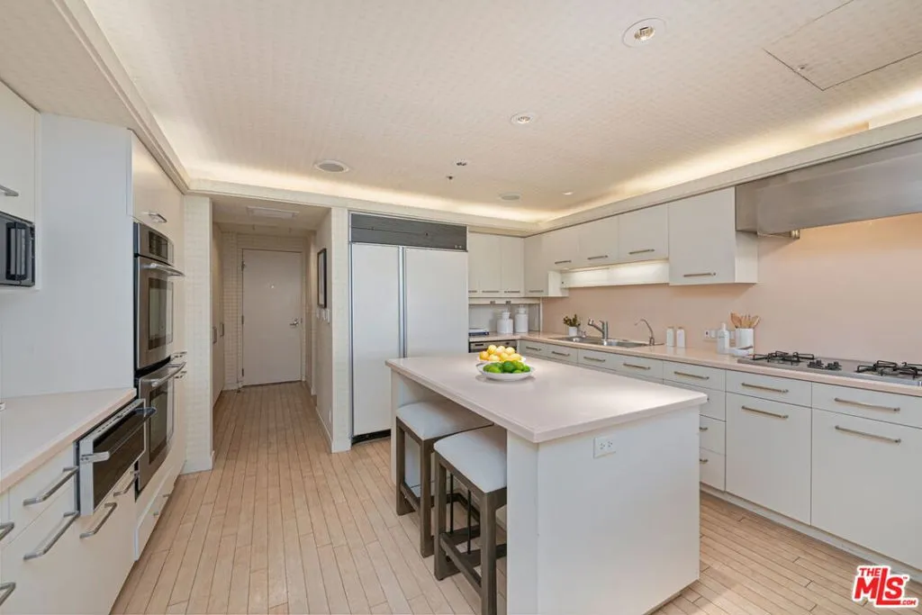 Los Angeles, California 90024, United States, 2 Bedrooms Bedrooms, ,4 BathroomsBathrooms,Residential,Active,103937