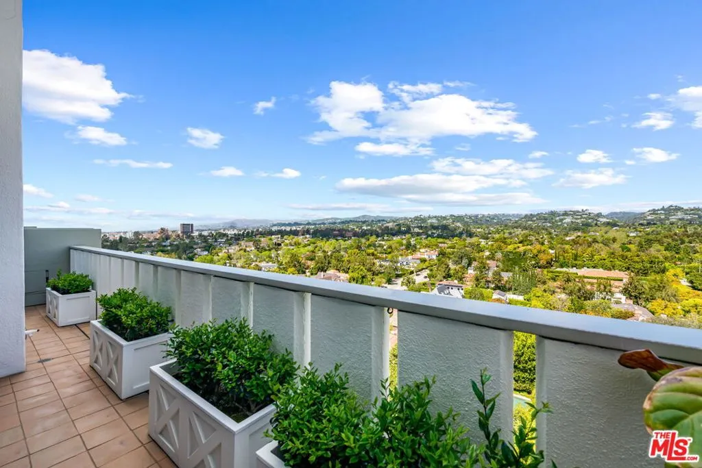 Los Angeles, California 90024, United States, 2 Bedrooms Bedrooms, ,4 BathroomsBathrooms,Residential,Active,103937