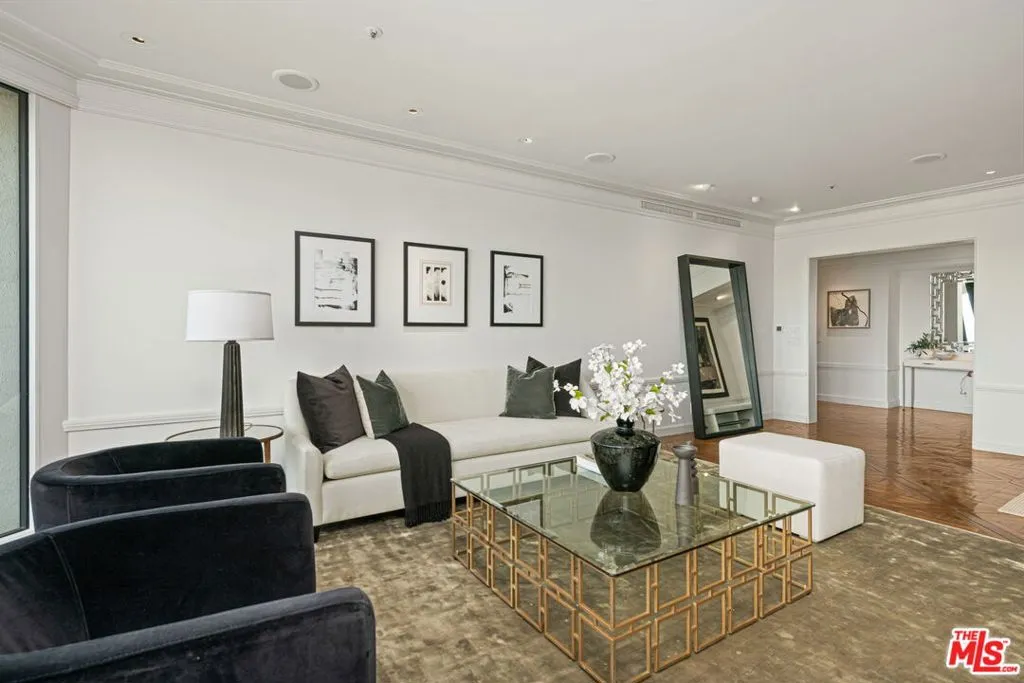 Los Angeles, California 90024, United States, 2 Bedrooms Bedrooms, ,4 BathroomsBathrooms,Residential,Active,103937