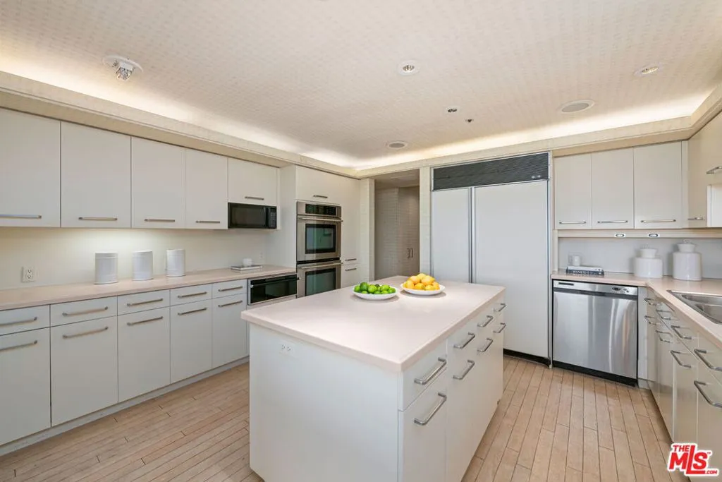 Los Angeles, California 90024, United States, 2 Bedrooms Bedrooms, ,4 BathroomsBathrooms,Residential,Active,103937