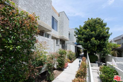 A home in Studio City