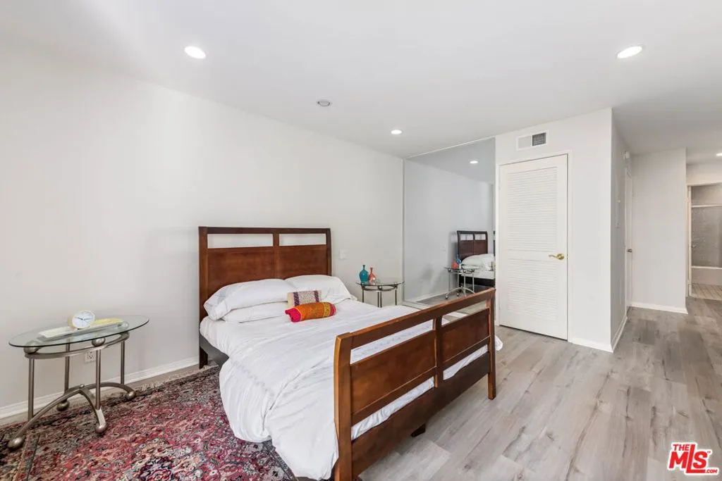 Los Angeles, California 90024, United States, 1 Bedroom Bedrooms, ,2 BathroomsBathrooms,Residential,Active,98542