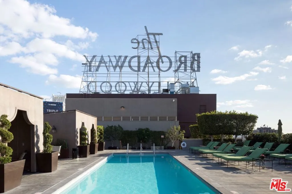 Los Angeles, California 90028, United States, 1 Bedroom Bedrooms, ,2 BathroomsBathrooms,Residential,Active,1359