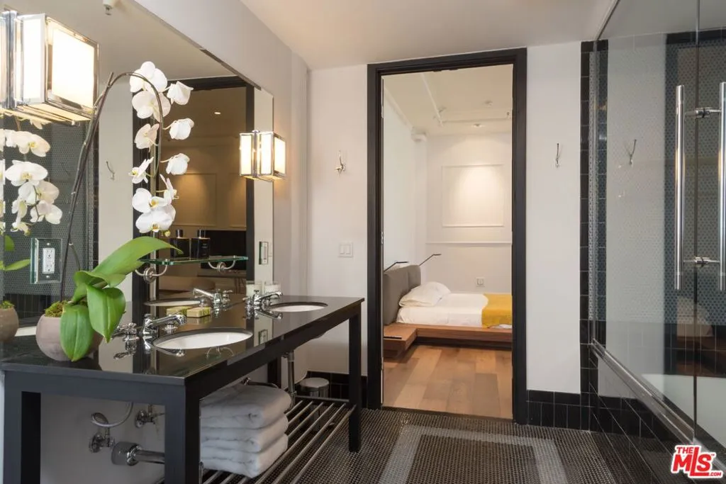 Los Angeles, California 90028, United States, 1 Bedroom Bedrooms, ,2 BathroomsBathrooms,Residential,Active,1359