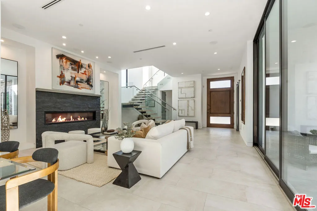 Los Angeles, California 90046, United States, 4 Bedrooms Bedrooms, ,5 BathroomsBathrooms,Residential,Active,113666