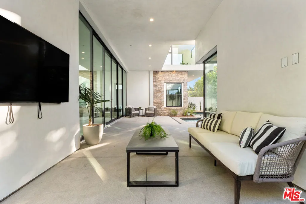 Los Angeles, California 90046, United States, 4 Bedrooms Bedrooms, ,5 BathroomsBathrooms,Residential,Active,113666