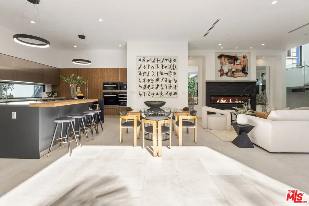 Los Angeles, California 90046, United States, 4 Bedrooms Bedrooms, ,5 BathroomsBathrooms,Residential,Active,113666