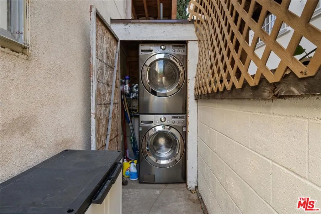 Los Angeles, California 90039, United States, 2 Bedrooms Bedrooms, ,1 BathroomBathrooms,Residential,Active,84611