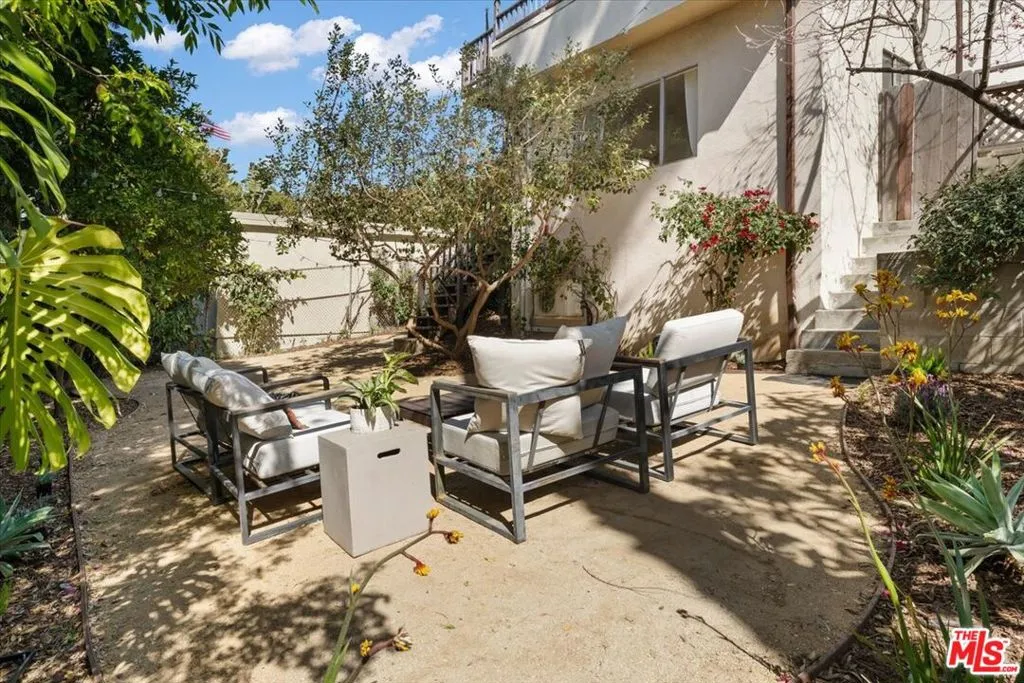 Los Angeles, California 90039, United States, 2 Bedrooms Bedrooms, ,1 BathroomBathrooms,Residential,Active,84611