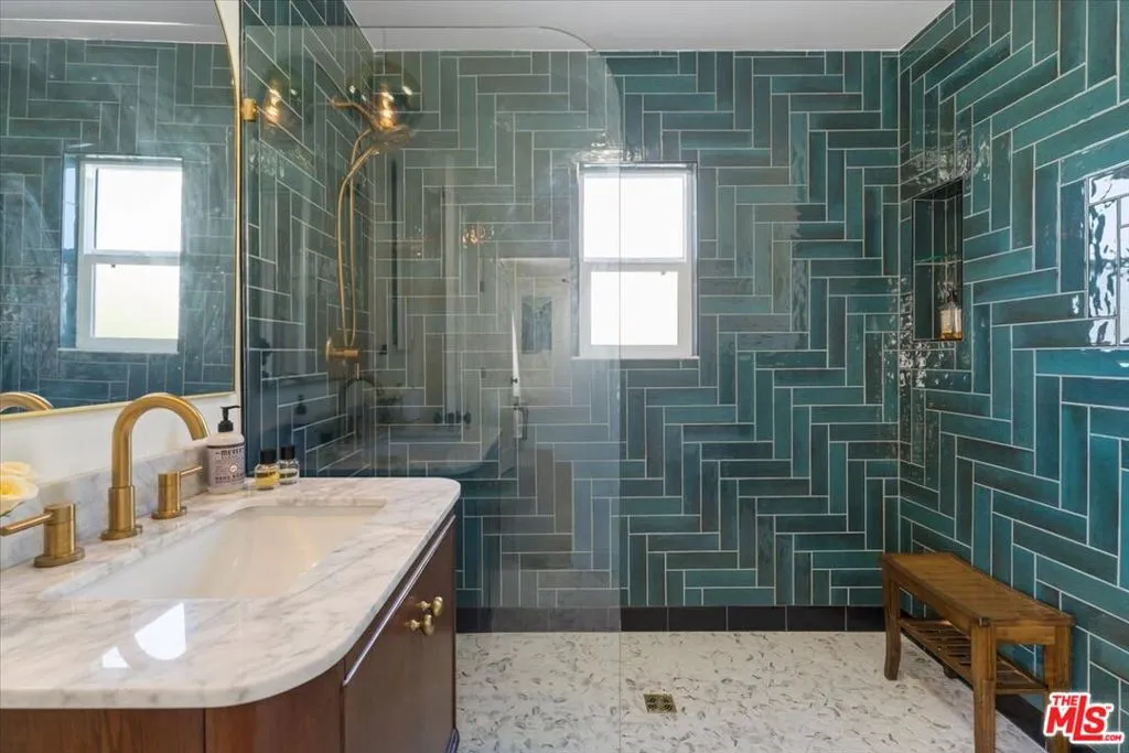 Los Angeles, California 90039, United States, 2 Bedrooms Bedrooms, ,1 BathroomBathrooms,Residential,Active,84611