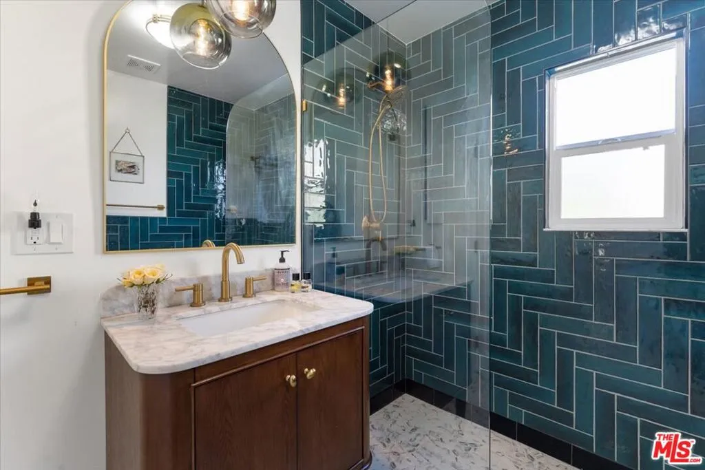 Los Angeles, California 90039, United States, 2 Bedrooms Bedrooms, ,1 BathroomBathrooms,Residential,Active,84611