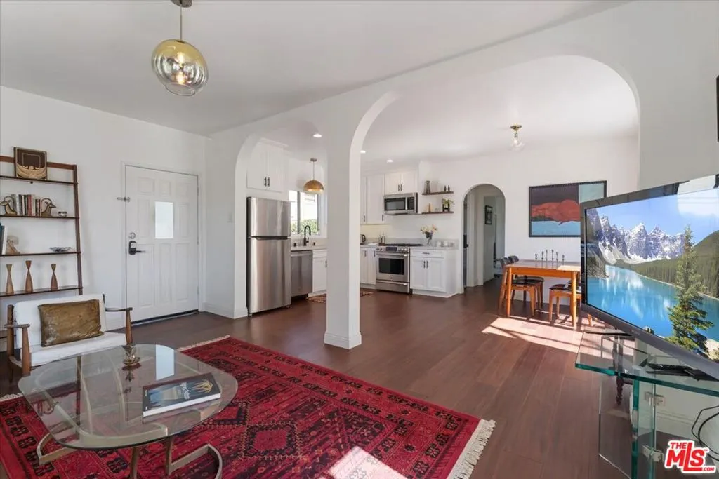 Los Angeles, California 90039, United States, 2 Bedrooms Bedrooms, ,1 BathroomBathrooms,Residential,Active,84611