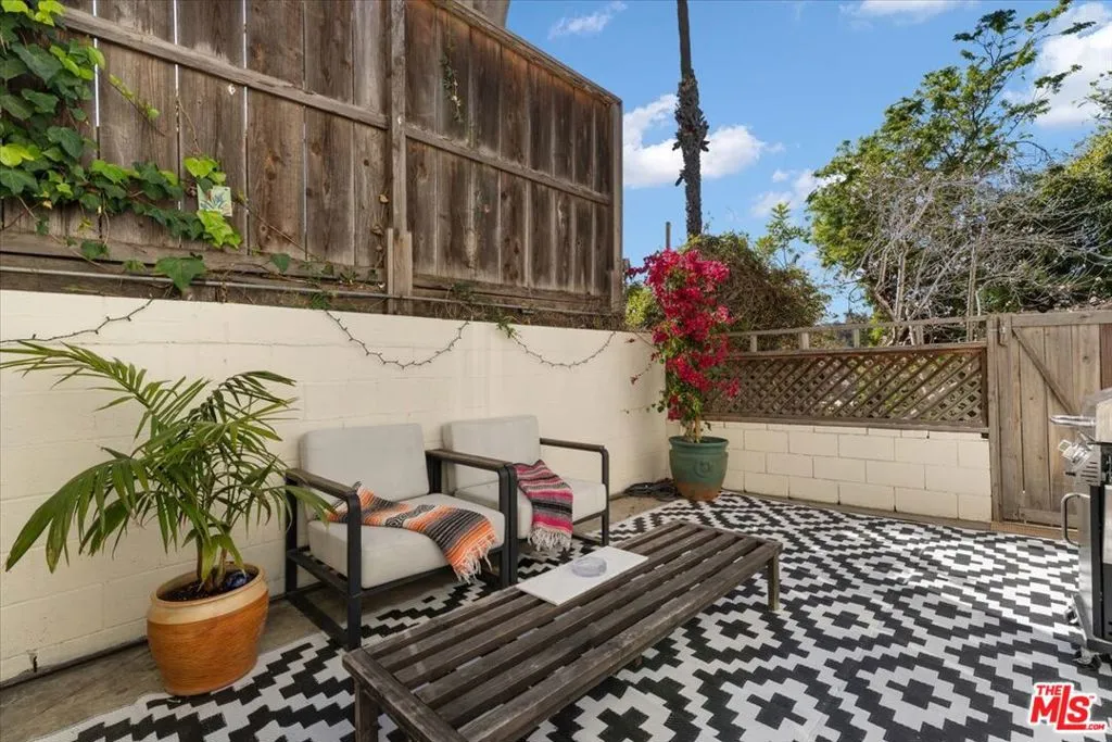 Los Angeles, California 90039, United States, 2 Bedrooms Bedrooms, ,1 BathroomBathrooms,Residential,Active,84611