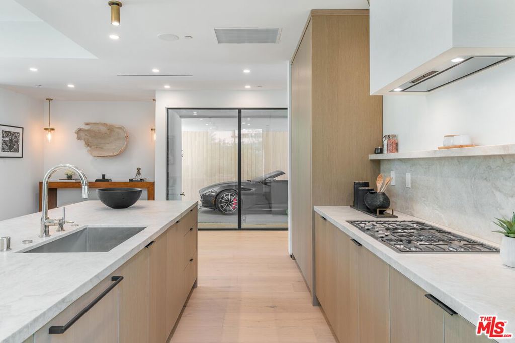 Properties 4 9018 Dorrington Avenue