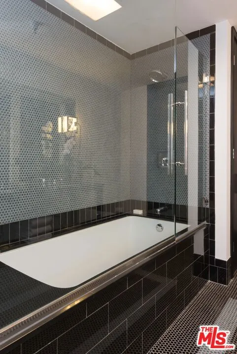 Los Angeles, California 90028, United States, 1 Bedroom Bedrooms, ,2 BathroomsBathrooms,Residential,Active,63541