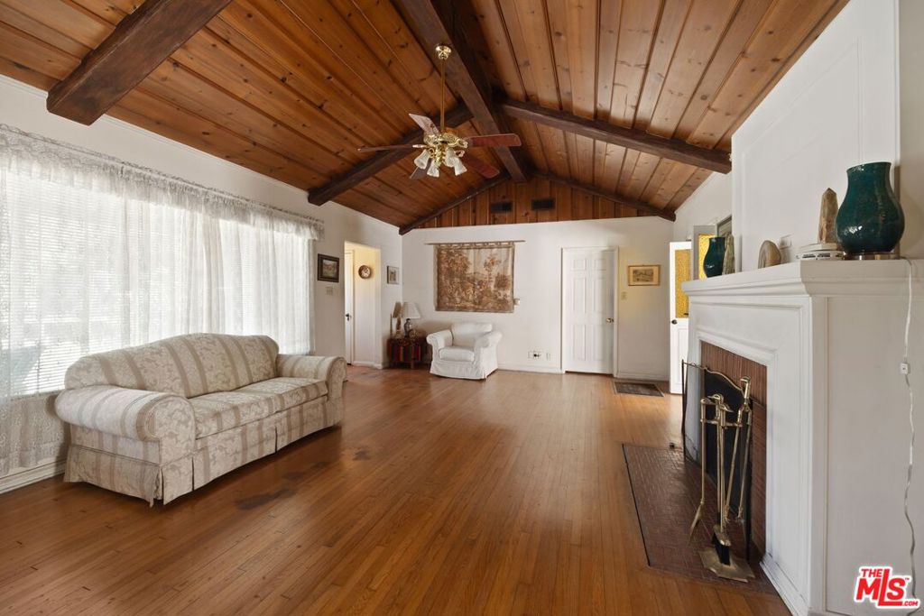 Properties 4 6655 Lindley Avenue
