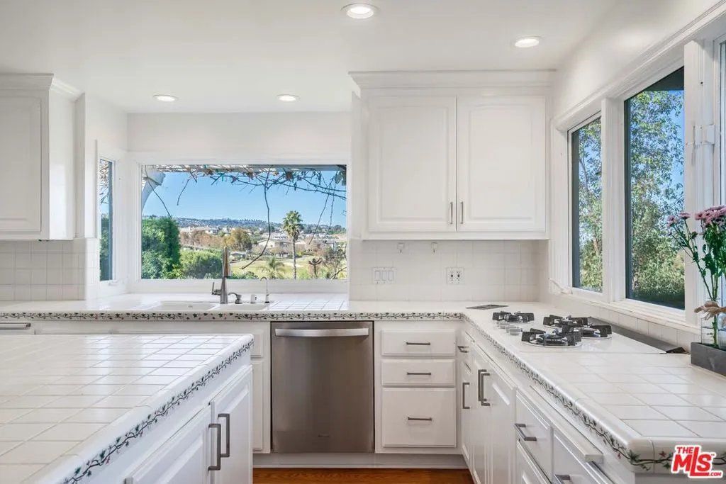 Rolling Hills Estates, California 90274, United States, 5 Bedrooms Bedrooms, ,5 BathroomsBathrooms,Residential,Active,16545