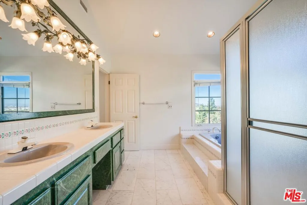 Rolling Hills Estates, California 90274, United States, 5 Bedrooms Bedrooms, ,5 BathroomsBathrooms,Residential,Active,16545