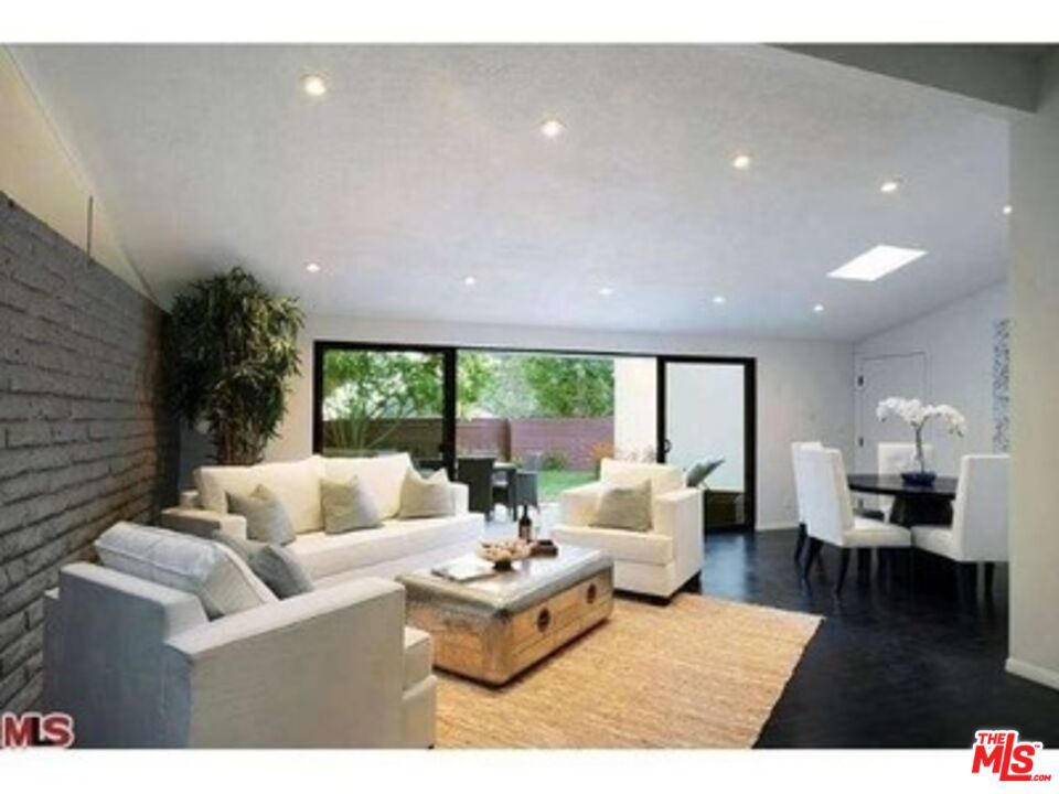 Properties 4 2100 Roscomare Road