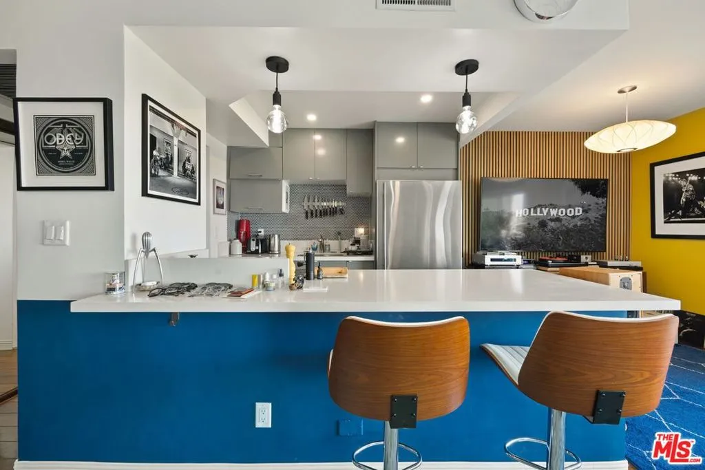 West Hollywood, California 90069, United States, 1 Bedroom Bedrooms, ,2 BathroomsBathrooms,Residential,Active,103076