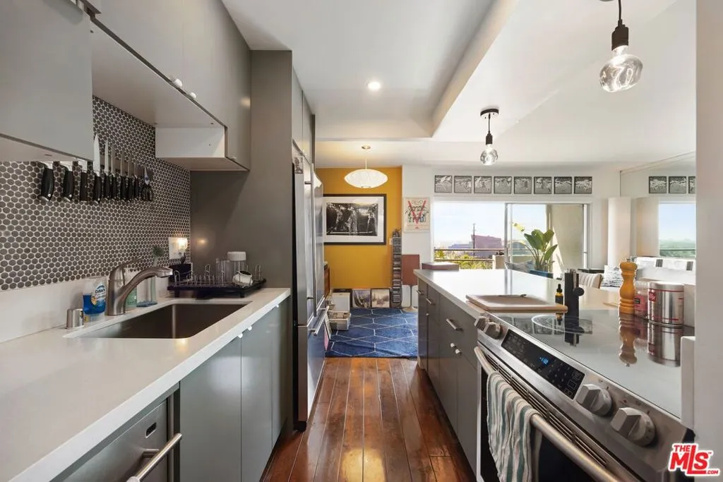 West Hollywood, California 90069, United States, 1 Bedroom Bedrooms, ,2 BathroomsBathrooms,Residential,Active,103076