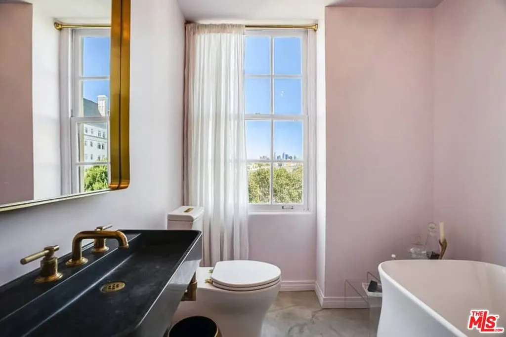 Los Angeles, California 90005, United States, 1 Bedroom Bedrooms, ,1 BathroomBathrooms,Residential,Pending,15469