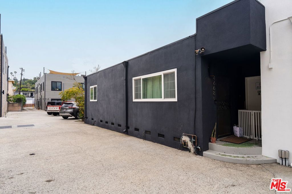 Properties 2 4666 York Boulevard