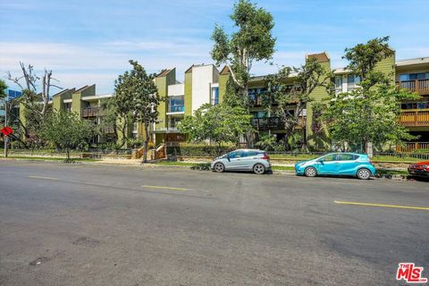 Condominium in Los Angeles CA 525 Ardmore Avenue 28.jpg
