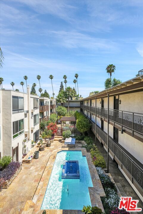 Condominium in Los Angeles CA 525 Ardmore Avenue 9.jpg