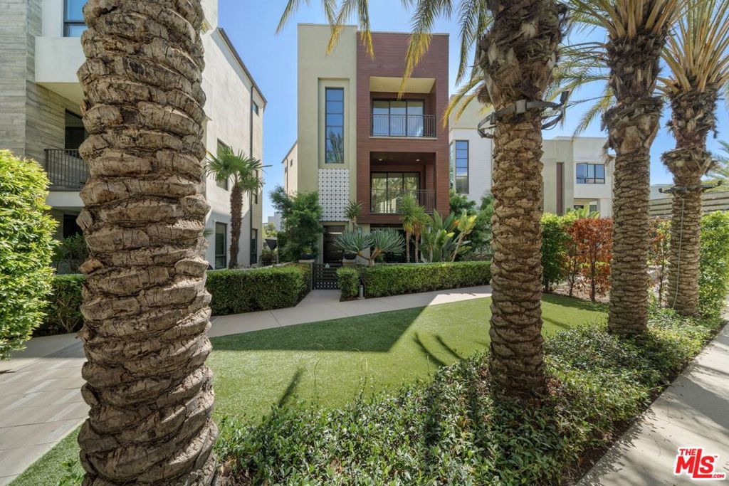 Properties 2 5909 Coral Place