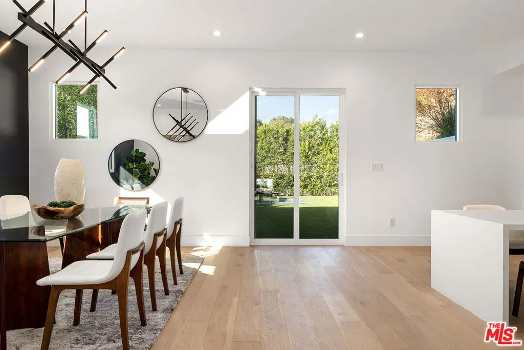 Glendale, California 91206, United States, 4 Bedrooms Bedrooms, ,5 BathroomsBathrooms,Residential,Active,39497