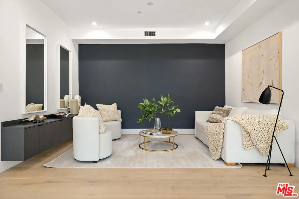 Glendale, California 91206, United States, 4 Bedrooms Bedrooms, ,5 BathroomsBathrooms,Residential,Active,39497